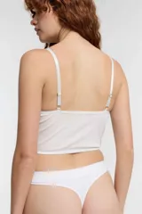 Corset rojo de terciopelo con breteles finos y copas preformadas.