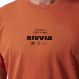 Remera color terracota con logo de la marca Rivvia estampado en el pecho.