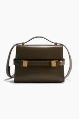 Cartera bandolera rectangular color verde oliva, de cuero sintético, con correa fina ajustable y solapa con cierre magnético. Presenta una trabilla decorativa con hebillas doradas en la parte delantera.