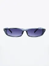 Lentes de sol rectangulares con marco de acetato a rayas horizontales en tonos grises y lentes color lila degradado.