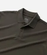Remera polo de corte comfort, confeccionada en algodón peruano de alta calidad. Presenta cuello clásico con tapeta de botones y mangas cortas. Diseño liso y texturizado, ideal para un look casual y fresco.