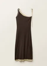 Vestido midi de punto fino en tejido de lyocell, con diseño entallado y cuello asimétrico. Presenta un diseño combinado en dos tonos, con tirantes finos y cierre de lazo.