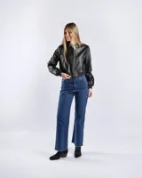 Campera tipo bomber de símil cuero color negro, con cuello, puños y ruedo elásticos. Cuenta con cierre frontal y dos bolsillos diagonales con cierre.