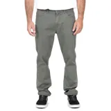 Pantalón de gabardina color verde oliva, corte skinny, con bolsillos delanteros y traseros.