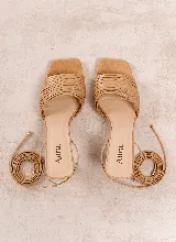 Sandalia de cuero tostado con múltiples tiras finas en la parte delantera, punta cuadrada y taco medio de diseño acampanado. Cuenta con cordones largos para atar alrededor del tobillo.