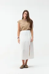 Falda midi blanca de lino, de corte recto con abertura frontal en la pierna.