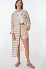 Vestido camisero largo a rayas horizontales verdes y blancas, con cuello clásico, mangas 3/4 y abertura frontal con botones. Confeccionado en lino.