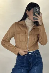 Chaqueta corta de gamuza en color verde militar, con cierre frontal metálico, cuello camisero y dos bolsillos frontales con tapa.
