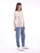 Sweater rojo de tejido de punto liso, con cuello redondo y mangas largas con leve frunce en los hombros.