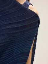Chal de punto color azul oscuro con sutil brillo metalizado, de diseño liviano y caída fluida.