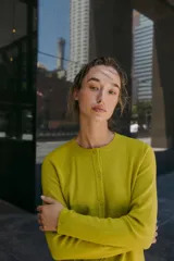 Chaqueta de punto color azul marino, con cuello redondo, manga larga y cierre frontal con botones. Los acabados son en rib a tono.