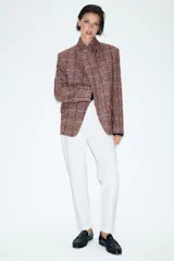 Blazer de lana con diseño de cuadros, cuello subido, manga larga, bolsillos delanteros y cierre frontal cruzado con un botón.