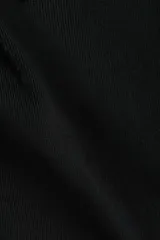 Remera entallada en punto fino de color negro, con hombros caídos, escote en U con ribete acanalado y mangas cortas amplias.