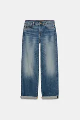 Jeans de tiro alto con corte relaxed fit y pernera recta. Presentan diseño de cinco bolsillos, cierre frontal con cremallera y botón, y acabado en el bajo con vuelta.