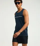 Bermuda deportiva corta para hombre, color azul marino oscuro, con cintura elástica y cordón de ajuste interno.