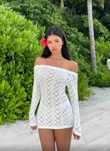 Vestido corto de tejido calado color blanco, con escote off-shoulder y mangas largas.