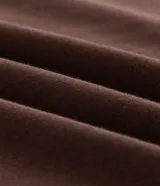 Remera boxy de algodón color marrón, con estampado trasero inspirado en Tupac y el concepto "The Rose", incluyendo texto y una imagen abstracta.