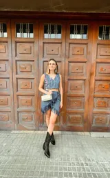 Botas texanas negras de cuero con bordados decorativos y taco bajo.