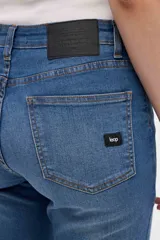 Jean de tiro medio con corte ajustado tipo skinny, confeccionado en denim azul clásico con costuras en contraste.