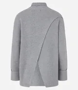 Suéter alargado de punto color rojo, con cuello alto ajustado y mangas largas ajustadas.