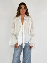 Camisa blanca de algodón con cuello mao y mangas 3/4 con volados.