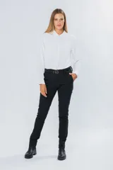 Pantalón de gabardina azul marino, de corte skinny y tiro medio, con bolsillos laterales y trabillas para cinturón.