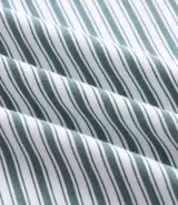 Pijama masculino compuesto por una remera de manga larga a rayas horizontales con cuello redondo en contraste y estampado de Snoopy, y un pantalón largo liso con cintura elástica.