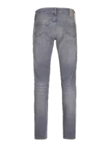 Jean de corte ajustado y tiro bajo, confeccionado en denim gris con acabado lavado. Cuenta con diseño clásico de cinco bolsillos y cierre frontal con botón.