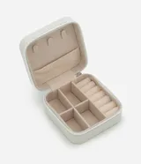 Estuche blanco rectangular de cuero sintético con cierre de cremallera y separadores internos para organizar joyas y accesorios.