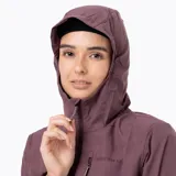 Campera cortaviento Merrell de diseño técnico, confeccionada en nylon reciclado con tratamiento repelente al agua. Presenta capucha ergonómica, cierre frontal completo, bolsillo con cierre en el pecho y mangas largas con puños elásticos.