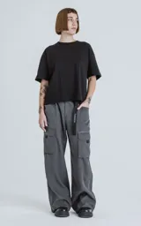 Pantalón cargo de corte oversize y pierna recta, color grafito. Cuenta con cintura elastizada, cinturón integrado con cinta de seguridad, múltiples bolsillos laterales con solapa y detalles reflectivos.
