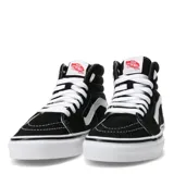 Championes Vans modelo Sk8-Hi de caña alta, color negro con la icónica banda lateral blanca. Confeccionados en una combinación de gamuza y lona, cuentan con suela de goma tipo waffle, punteras reforzadas y cuello acolchado para mayor comodidad.