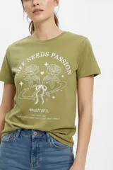 Remera blanca de manga corta y corte holgado, confeccionada en algodón. Presenta un estampado frontal de estilo vintage con una mariposa azul, flores y la inscripción "Find your peace of mind, free your spirit".