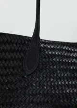 Bolso grande de diseño trenzado en color negro, con asas cortas para hombro y cierre de botón magnético.