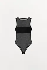 Body sin mangas de cuello redondo, confeccionado en una combinación de tul transparente y paneles de tela opaca a tono. Presenta un diseño ajustado con cierre inferior mediante botones a presión.
