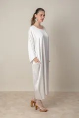 Vestido italiano tipo túnica de satén negro liso, de calce holgado.