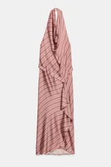 Vestido midi de satén con cuello halter y escote drapeado. Presenta un diseño a rayas diagonales y detalle de volantes en el frente.