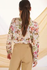 Camisa de manga larga con estampado abstracto en tonos azul, beige y blanco.