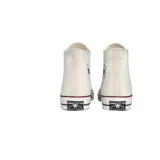 Zapatillas Converse Chuck 70 de caña alta color crema con detalles en rojo y azul en la suela.