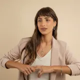 Collar de plata 925 con cadena fina tipo veneciana y un dije colgante de diseño geométrico en forma de ojo o hoja estilizada, compuesto por dos siluetas entrelazadas, una de ellas con detalles de brillo.