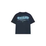 Remera oversize de color negro, de manga corta, con estampa en la espalda con el logo de Eme Studios y texto en color celeste.