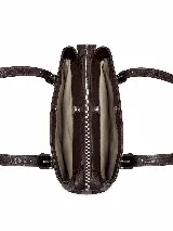 Bolso de hombro de cuero con textura en relieve efecto cocodrilo, color marrón, con diseño estructurado, asas largas con hebillas metálicas decorativas y cierre superior.