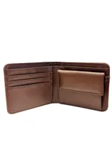 Billetera marrón de cuero con costuras al tono y logo de flor grabado en la esquina inferior derecha.