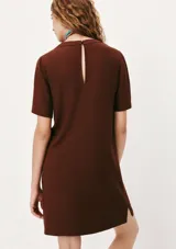 Vestido corto marrón de corte recto, con cuello redondo y mangas cortas.