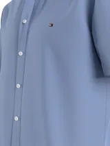 Camisa de manga corta confeccionada en tejido oxford de algodón con elastano. Presenta cuello con botones, cierre frontal con botones y logo de la marca bordado en el pecho.