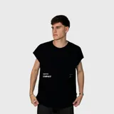 Musculosa de corte oversize color negro, confeccionada en algodón premium. Presenta un diseño minimalista con estampado tipográfico en blanco en la parte inferior frontal.