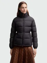 Campera de plumas Moncler modelo Dourbe, color negro, con cuello alto, cierre frontal y diseño acolchado.