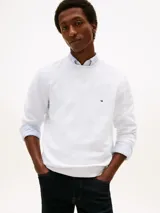 Buzo de cuello redondo Tommy Hilfiger, confeccionado en tejido de felpa suave, con logo de la marca bordado en el pecho y detalle de costura triangular en el cuello.