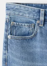 Jeans de tiro medio en denim azul con lavado medio, corte recto y amplio, diseño clásico de cinco bolsillos y cierre frontal con botón y cremallera.