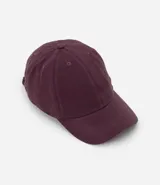 Gorra de sarga color bordó con visera curva y cierre posterior ajustable tipo strapback con hebilla metálica.